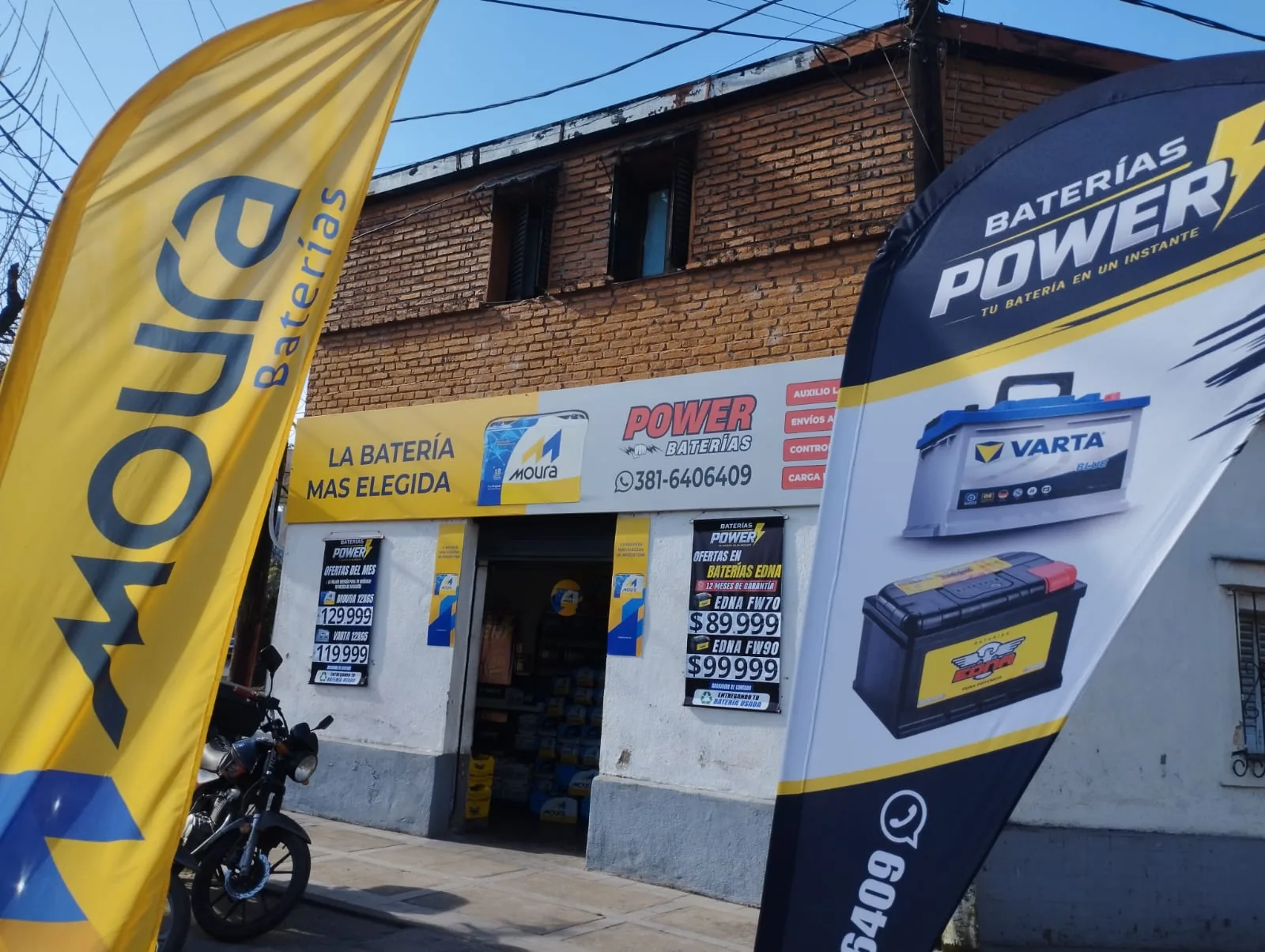 Frente de Baterías Power con cartelería de marcas y productos