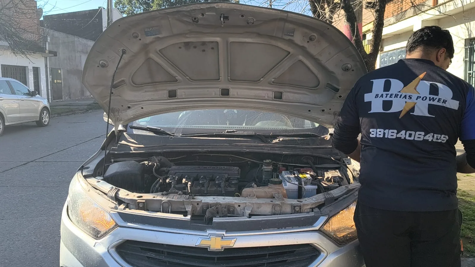 Técnico de Baterías Power realizando un servicio a domicilio